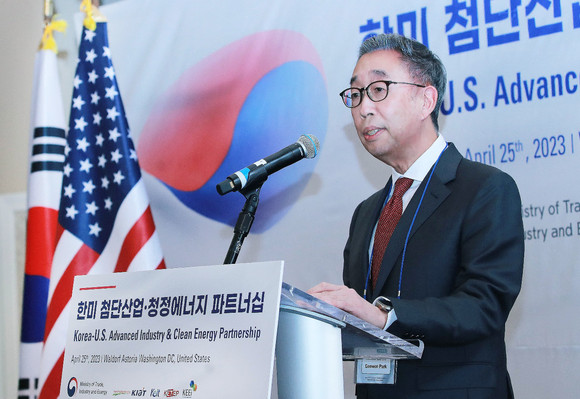 미국 워싱턴 D.C.에서 열린 '한미 첨단산업·청정 에너지 파트너십' 행사에서 박지원 회장이 대표 발언을 하고 있다. ⓒ 두산에너빌리티