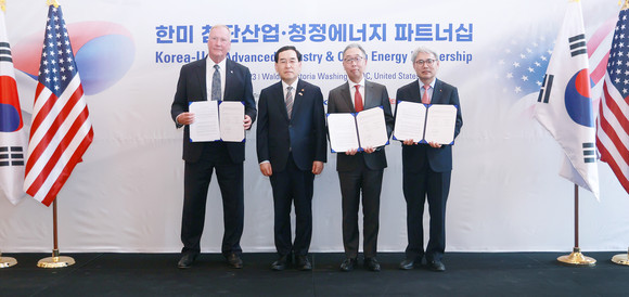 글로벌 시장 SMR사업 확대를 위한 양해각서(MOU) 체결식에서 참석자들이 기념촬영을 하고 있다. (왼쪽부터) 존 홉킨스 뉴스케일파워사장, 이창양 산업통상자원부 장관, 박지원 두산에너빌리티 회장, 윤희성 한국수출입은행 은행장. ⓒ 두산에너빌리티