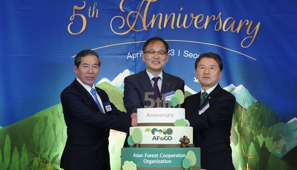 남성현 산림청장(오른쪽)과 박종호 아시아산림협력기구(AFoCO) 사무총장(가운데), 항순트라(Hang Suntra) 아시아산림협력기구(AFoCO) 총회 의장이 지난 26일 아시아산림협력기구 설립 5주년 기념식에서 축하 케이크를 자르고 있다. ⓒ 산림청