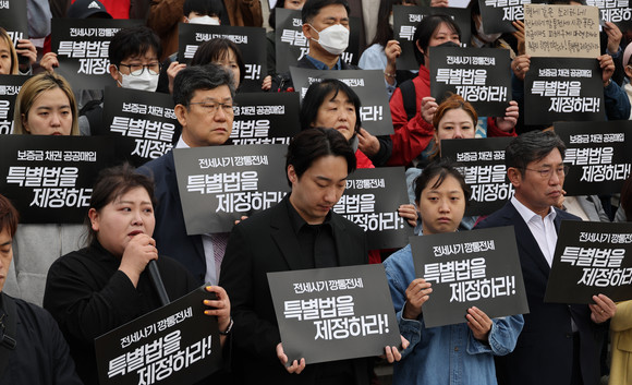 전세사기, 깡통전세 피해자 전국대책위와 시민사회대책위가 26일 국회 앞에서 특별법 제정 촉구 기자회견을 진행했다. ⓒ 연합뉴스