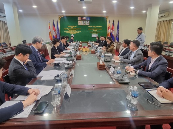 노사발전재단은 캄보디아 노동법 제도 개선을 위한 정책자문사업의 일환으로 27일 캄보디아 현지에서 '한-캄 공동 세미나'를 개최했다. ⓒ 노사발전재단