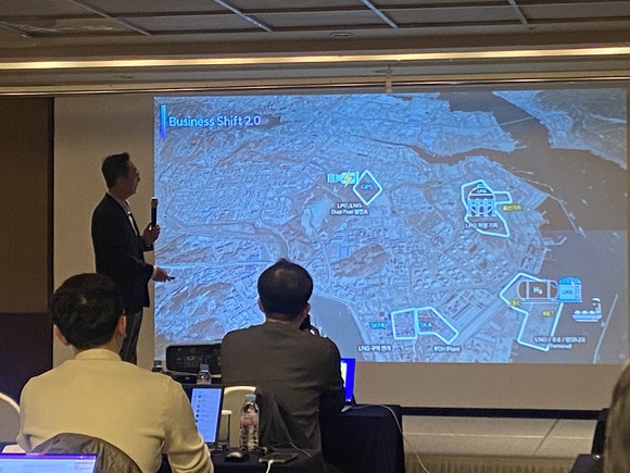 '비즈니스 시프트 2.0'에 대해 설명하고 있는 윤병석 대표. = 전대현 기자
