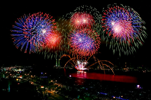포항국제불빛축제에서 화려한 불꽃쇼가 펼쳐질 형산강 체육공원. = 김진호 기자