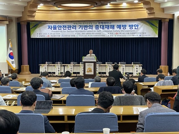 이영순 재단법인 피플 이사장은 "이번 세미나는 안전보건은 우리가 온전히 살아가도록 우리를 지켜주는 파수꾼"이라면서 "세계적으로 중대재해 문제를 해결할 수 있는 구체적이고 좋은 방안을 공유하는 자리"라고 밝혔다. = 김이래 기자
