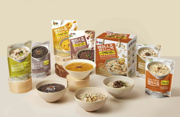 샘표가 한 끼에 필요한 단백질 또는 식이섬유를 맛있고 간편하게 챙길 수 있는 '밸런스죽 감사세트'를 한정 출시한다. © 샘표