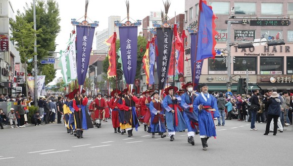 28일 아산시 시내권에서 62회 성웅 이순신축제 식전행사로 펼쳐진 삼도수군통제사의 출정행렬 모습. ⓒ 아산시