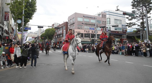 28일 아산시 시내권에서 62회 성웅 이순신축제 식전행사로 펼쳐진 삼도수군통제사의 출정행렬 모습. ⓒ 아산시