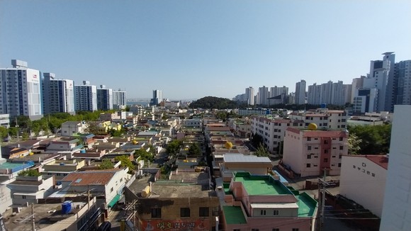 30일 주변 아파트 숲에 둘러쌓인 포항장성재개발지구 모습. = 김진호 기자