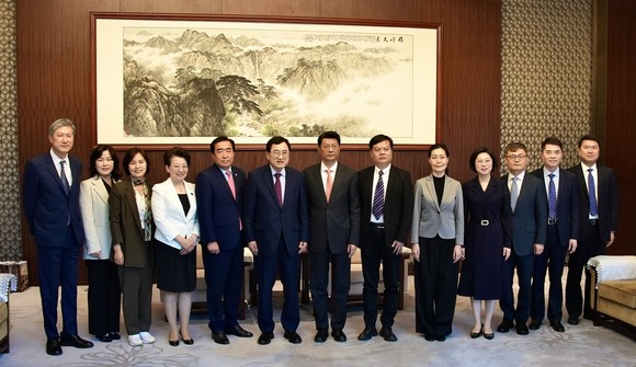 지난 27일 중국 양저우 영빈관 호텔에서 열린 '동아시아 문화도시' 시장간 대화 행사에서 참석자들이 기념촬영을 하고 있다. ⓒ 경주시청.