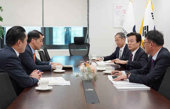 조규일 진주시장이 장영진 산업통상자원부 제1차관에게 현안 사업을 건의하고 있다. ⓒ 진주시