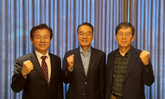 조규일 진주시장이 박재완 전 장관, 성경륭 전 국가균형발전위원장에게 현안사업을 건의하고 기념촬영을 하고 있다. ⓒ 진주시