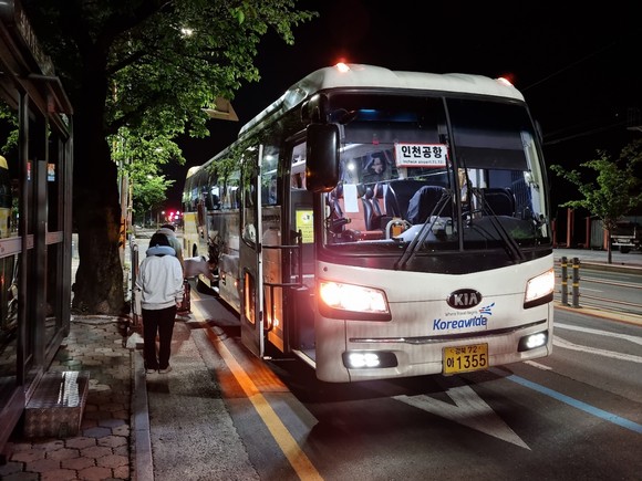 (주)코리아와이드진안고속 인천국제공항 노선 버스. ⓒ 김천시