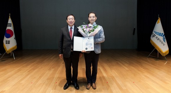 최민호 시장이 지난 1일 '5월 직원소통의 날'에 지역사회건강조사 우수기관 유공으로 세종시보건소가 질병관리청장 기관 표창을 수상 후 기념촬영을 하고 있다. ⓒ 세종시