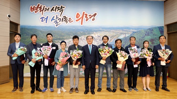 의령군이 주요업무 합동평가 공무원 표창과 가정의 달 효행상 시상식을 하고 있다. ⓒ 프라임경제