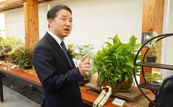 남성현 산림청장이 국립세종수목원 분재전시원일원에서 열린 제1회 야생초 예술 공모전 전시회에 참석해 예술작품들을 관람하고 있다. ⓒ 산림청