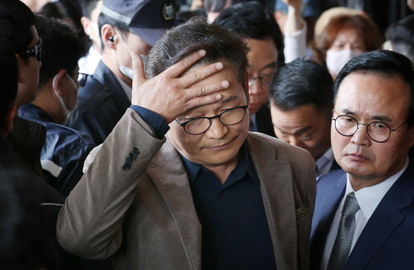 더불어민주당의 '2021년 전당대회 돈 봉투 의혹'과 관련해 금품 살포의 최종 수혜자로 지목된 송영길 전 대표가 2일 서초동 서울중앙지검에서 돌아 나가고 있다. ⓒ 연합뉴스