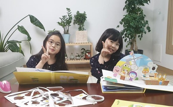 롯데케미칼은 어린이날을 맞아 직원과 가족이 함께 만든 '뽀로로 팝업북' 200여권을 보바스어린이의원에 기부했다. 사진은 백광현 롯데케미칼 종합기술원 수석 가족. ⓒ 롯데케미칼