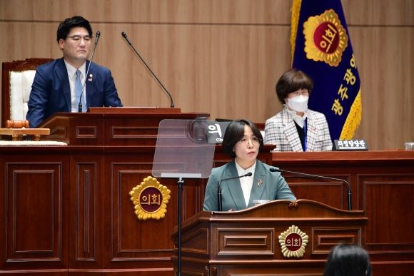 광주광역시의회 이귀순 의원이 3일 열린 제316회 임시회 제3차 본회의에서 '전방·일신방직 부지 개발'과 관련된 의혹에 대해 시정 질문을 하고 있다. ⓒ 광주광역시
