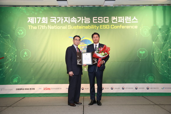 종합 HR솔루션 및 컨설팅 기업 제니엘이 지난 3일 '제17회 국가지속가능경영 우수기업' 시상식에서 노사협력 부문 고용노동부 장관상을 수상했다. ⓒ 제니엘