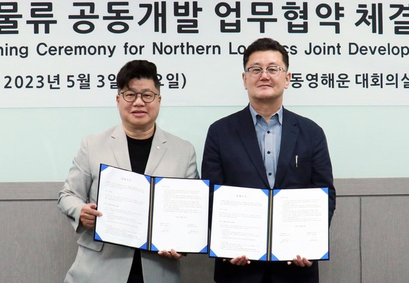 3일 업무협약 체결식에서 강병구 CJ대한통운 글로벌 부문장(왼쪽)과 백승교 동영해운 대표이사. ⓒ CJ대한통운