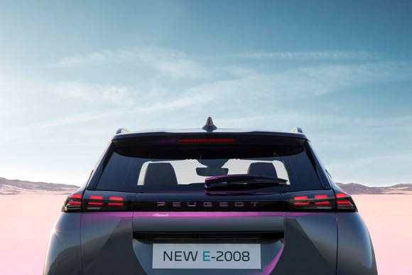 '뉴 푸조 e-2008 SUV' 후면. ⓒ푸조