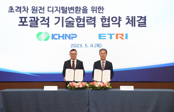 한수원과 한국전자통신연구원이 4일 초격차 원전 디지털변환 위한 기술협력 MOU를 체결했다.(왼쪽 황주호 한수원 사장, 오른쪽 방승찬 한국전자통신연구원 원장). ⓒ 한수원본부