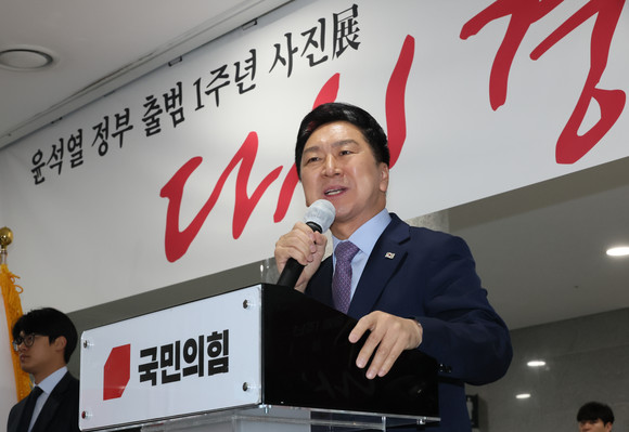김기현 국민의힘 대표가 8일 오전 국회에서 열린 '윤석열 정부 출범 1주년 사진전 - 다시 경제다!'에서 축사하고 있다. ⓒ 연합뉴스