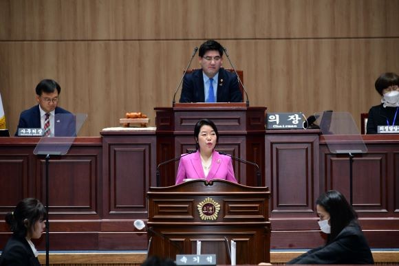 임미란 의원이 8일 열린 시회 제5차 본회의에서 교육청 소관 시정 질문을 하고 있다. ⓒ 광주광역시의회