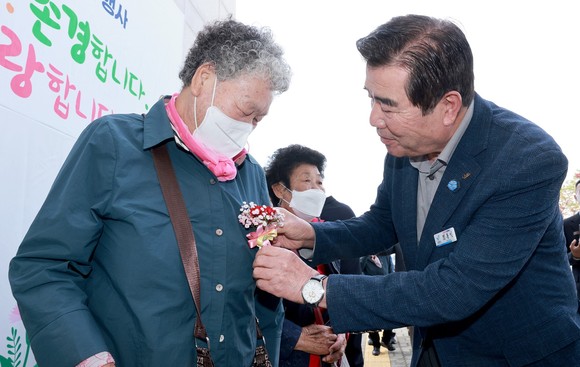 김동일 시장이 8일 '제51회 어버이날 기념행사'를 개최 후 홀몸 어르신에게 카네이션을 달아주고 있다. ⓒ 보령시
