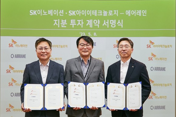강동수 SK이노베이션 포트폴리오 부문장(왼쪽부터)과 하성용 에어레인 대표이사, 이병인 SKIET BM혁신실장이 기념 촬영을 하고 있다. ⓒ SK이노베이션