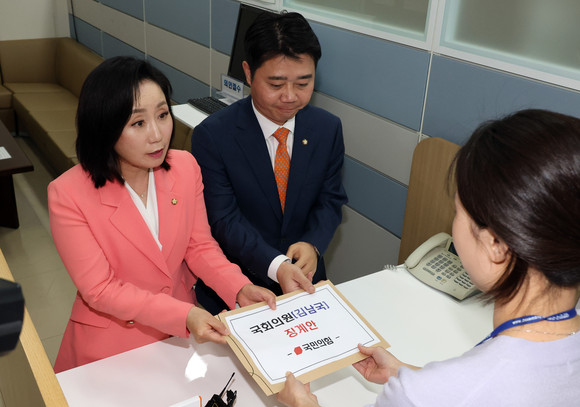 국민의힘 전주혜 원내대변인과 지성호 원내부대표가 8일 국회 의안과에 민주당 김남국 의원 징계안을 제출하고 있다. ⓒ 연합뉴스