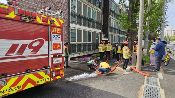 지난해 침수 피해를 입은 사우동의 한 연립에서 실시된 침수사항 가정 실전 복구현련을 실전과 똑같이 만들어 훈련했다. ⓒ 김포시