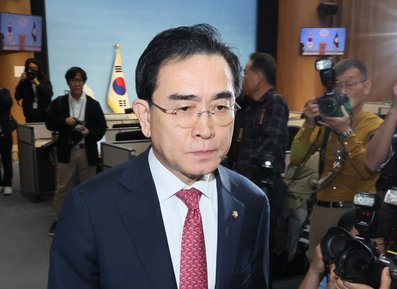 태영호 국민의힘 최고위원이 10일 오전 국회 소통관에서 기자회견을 열고 최고위원직 자진 사퇴 의사를 밝힌 뒤 나서고 있다. ⓒ 연합뉴스
