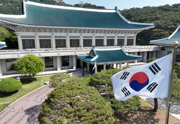 대통령실 이전은 논란의 소지를 남겼다. 취약해진 안보와 예산 낭비다. 미 대통령실 도청 논란이 불거진 이유다. 용산 부지 선정과 이전 비용, 특혜 논란도 불거지면서 시민단체의 반발도 거셌다. ⓒ 연합뉴스