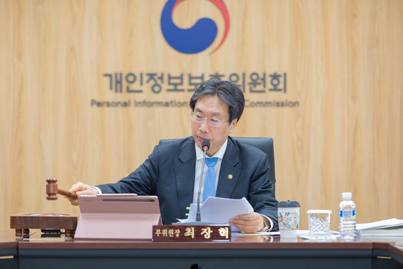 최장혁 개인정보보호위원회 부위원장이 10일 오전 서울 종로구 정부서울청사에서 제8회 개인정보보호위원회 전체회의 개회를 알리며 의사봉을 두드리고 있다. ⓒ 개인정보보호위원회