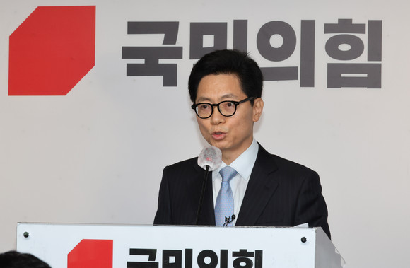 황정근 국민의힘 윤리위원장이 1일 오전 서울 여의도 중앙당사에서 윤리위 첫 회의 결과를 브리핑하며 잇단 설화로 논란을 빚은 김재원·태영호 최고위원에 대한 징계 절차를 개시했다고 밝히고 있다. ⓒ 연합뉴스