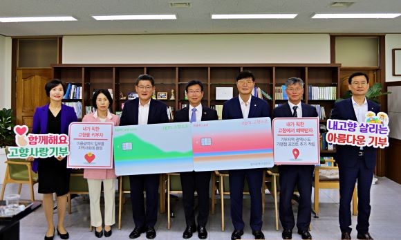 사진 왼쪽 세 번째부터 고성신 본부장, 박병규 구청장, 박내춘 본부장. ⓒ 농협중앙회 광주지역본부