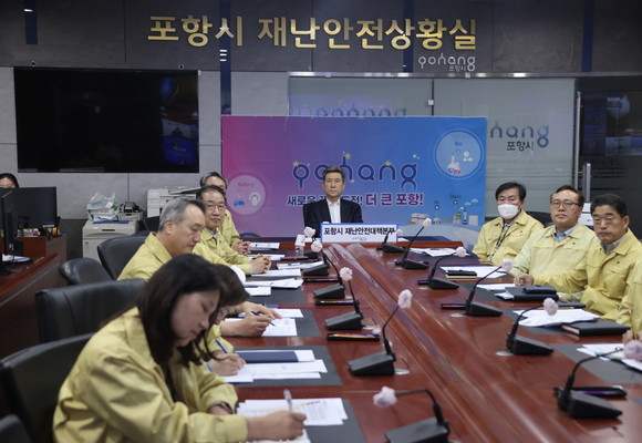 이강덕 포항시장과 간부공무원이 11일 윤석열 대통령 주재로 열린 코로나19 중앙재난안전대책본부 영상회의에 참석하고 있다. ⓒ 포항시