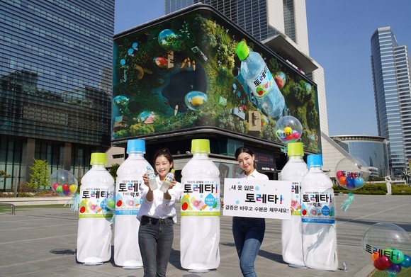 코카-콜라사의 '토레타!'가 초대형 디지털 옥외광고를 선보인 삼성동 코엑스 케이팝 스퀘어(K-POP Square)에서 수분보충음료 토레타!의 리뉴얼 패키지 출시 행사를 진행했다. ⓒ 코카콜라