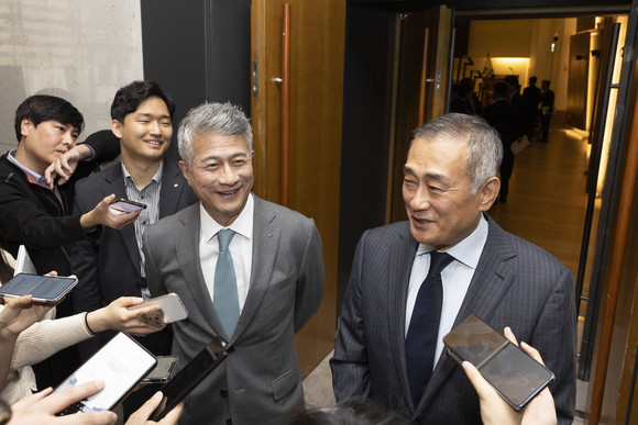 동국제강 임시주주총회 종료후 장세욱 부회장(좌)과 장세주 회장(우)이 취재진 질의에 답변하고 있다. ⓒ 동국제강