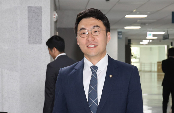 가상자산 보유 논란이 계속되고 있는 김남국 더불어민주당 의원이 지난 9일 오전 서울 여의도 국회 의원회관 의원실로 들어가고 있다. ⓒ 연합뉴스