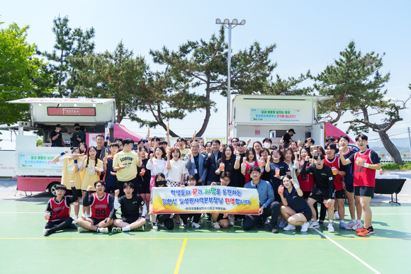 한수원 월성원자력 김한성 본부장이 11일 경주시 감포읍 소재 한국국제통상마이스터고 체육대회에 방문해 학생들에게 간식을 전달하고 기념촬영을 하고 있다. ⓒ 한수원