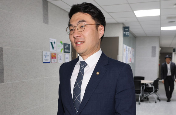 가상자산 보유 논란 중심에 선 김남국 더불어민주당 의원이 지난 9일 국회 의원회관 의원실로 들어가고 있다. ⓒ 연합뉴스