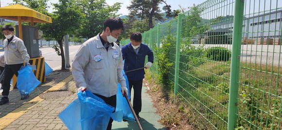 ㈜KCC 공장 주변의 생활 쓰레기를 수거하고 있다. ⓒ 김천시