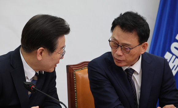 박광온 더불어민주당 원내대표가 15일 국회에서 열린 최고위원회의에서 이재명 대표와 대화하고 있다. ⓒ 연합뉴스