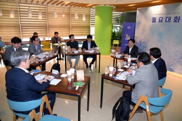 강기정 광주광역시장이 지난 3월20일 오후 시청 다목적홀에서 열린 '22번째 월요대화'에 참석해 광주 미래차 선도도시 조성과 관련된 의견을 나누고 있다. ⓒ 광주광역시