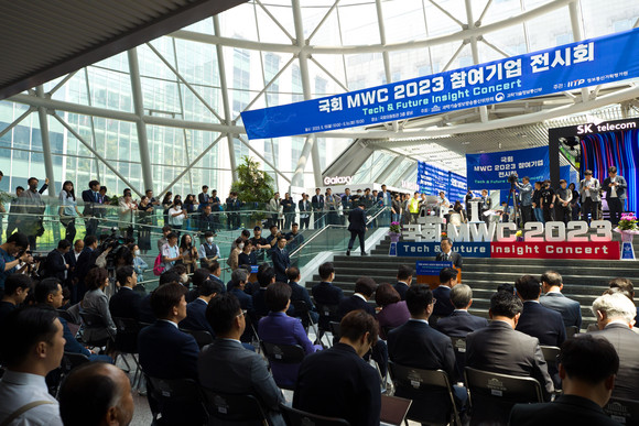 과학기술정보통신부와 국회 과학기술정보방송통신위원회가 15일 서울 영등포구 국회의원회관에서 'ICT 신기술의 미래로 꿈꾸다'를 주제로 '국회 MWC 2023 전시회 개회식'을 개최했다. 이종호 과학기술정보통신부 장관이 축사를 하고 있다. ⓒ 과학기술정보통신부