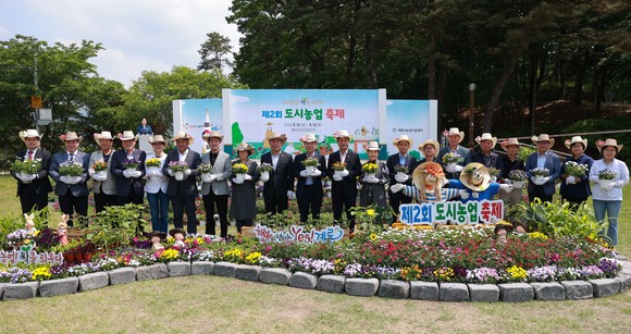 지난 13일 이응우시장 및 관계자들이 '제2회 도시농업 축제' 개최 후 기념촬영을 하고 있다. ⓒ 계룡시