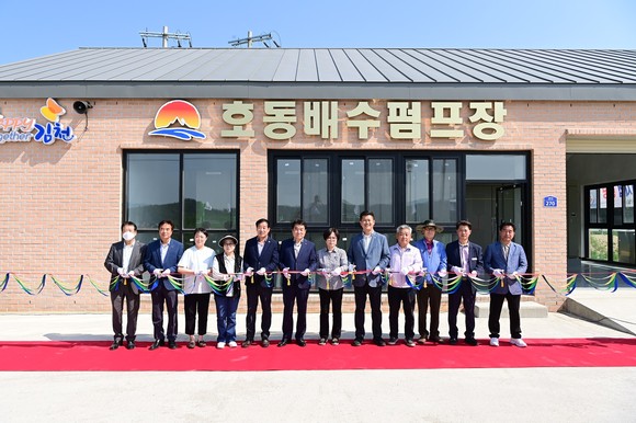 15일 호동지구 배수개선사업 준공식에 참석한 김충섭 김천시장, 도의원, 지역구 시의원, 수혜주민들이 참석해 기념촬영을 하고 있다. ⓒ 김천시