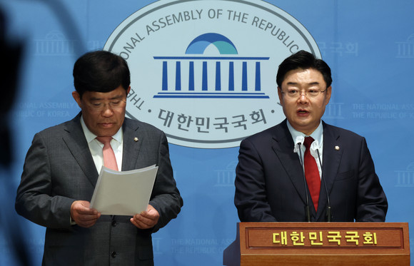국민의힘 가상자산 TF 위원장인 김성원 의원이 국회에서 TF 관련 기자회견을 하고 있다. 왼쪽은 간사를 맡은 윤창현 의원. ⓒ 연합뉴스